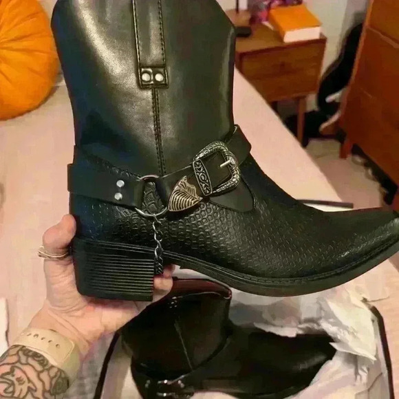 New Black Men's Cuban Heel Cowboy Boots Silver Belt concho accents - Never Worn - Picture 9 of 13